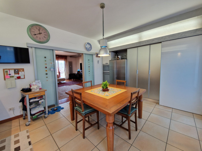 Situato in una posizione tranquillissima del quartiere San Bellino, questo splendido appartamento...