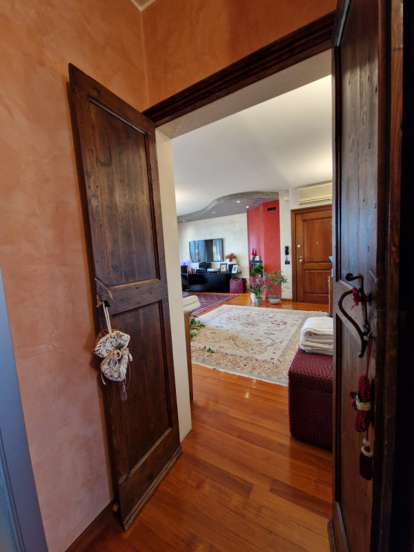 Situato in una posizione tranquillissima del quartiere San Bellino, questo splendido appartamento...