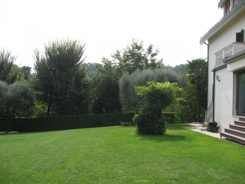 Situata nella prestigiosa zona collinare a Monteortone di Abano Terme, questa splendida villa d'e...
