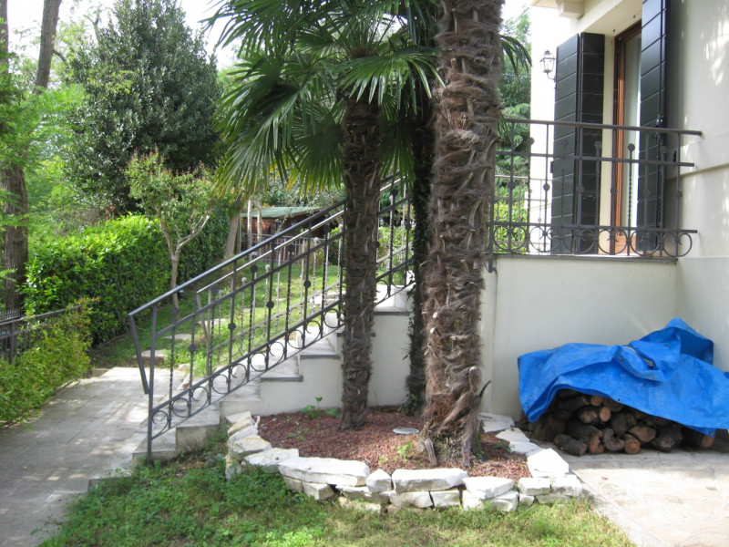 Situata nella prestigiosa zona collinare a Monteortone di Abano Terme, questa splendida villa d'e...