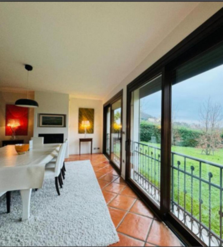 Situata nella prestigiosa zona collinare a Monteortone di Abano Terme, questa splendida villa d'e...