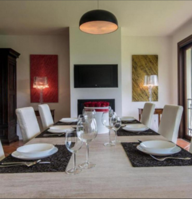 Situata nella prestigiosa zona collinare a Monteortone di Abano Terme, questa splendida villa d'e...