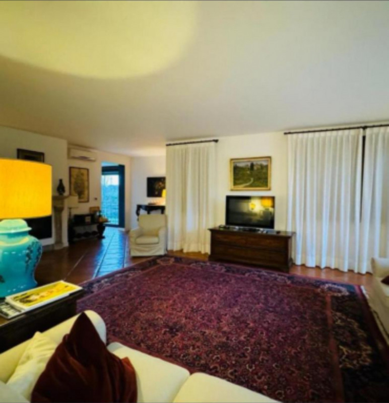 Situata nella prestigiosa zona collinare a Monteortone di Abano Terme, questa splendida villa d'e...