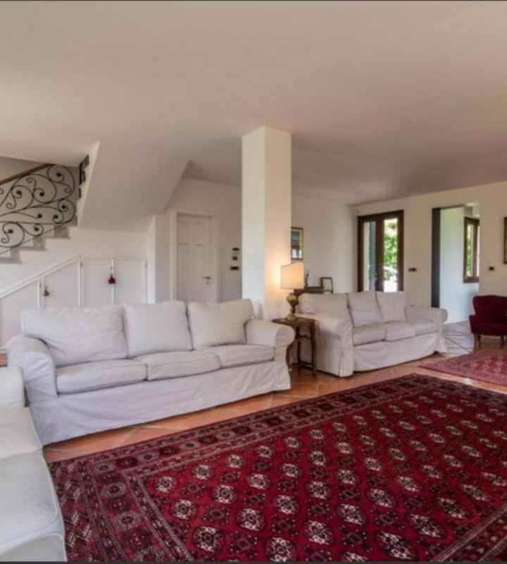 Situata nella prestigiosa zona collinare a Monteortone di Abano Terme, questa splendida villa d'e...