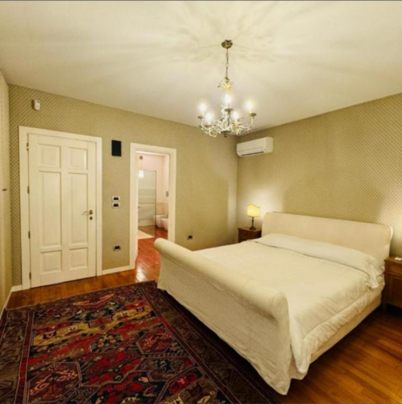 Situata nella prestigiosa zona collinare a Monteortone di Abano Terme, questa splendida villa d'e...