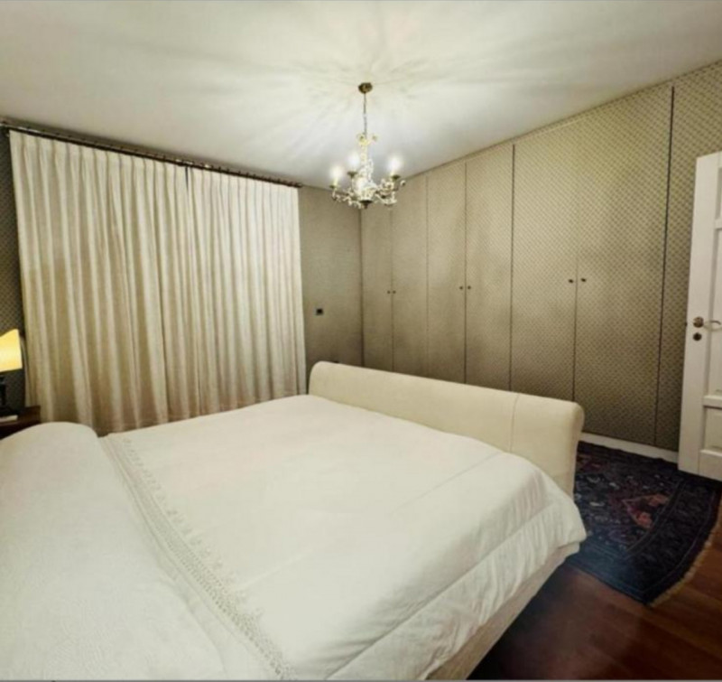 Situata nella prestigiosa zona collinare a Monteortone di Abano Terme, questa splendida villa d'e...