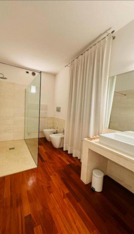 Situata nella prestigiosa zona collinare a Monteortone di Abano Terme, questa splendida villa d'e...