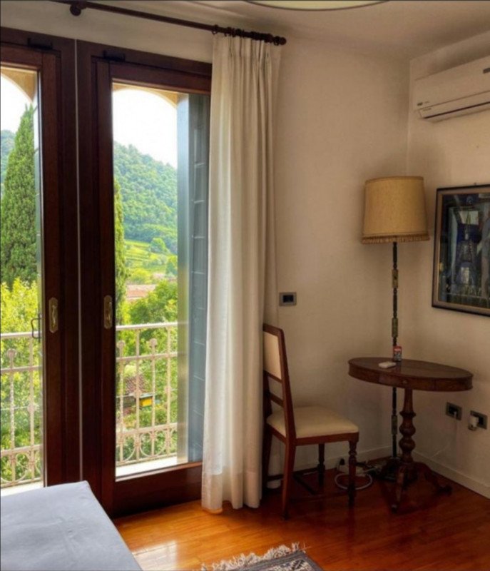 Situata nella prestigiosa zona collinare a Monteortone di Abano Terme, questa splendida villa d'e...