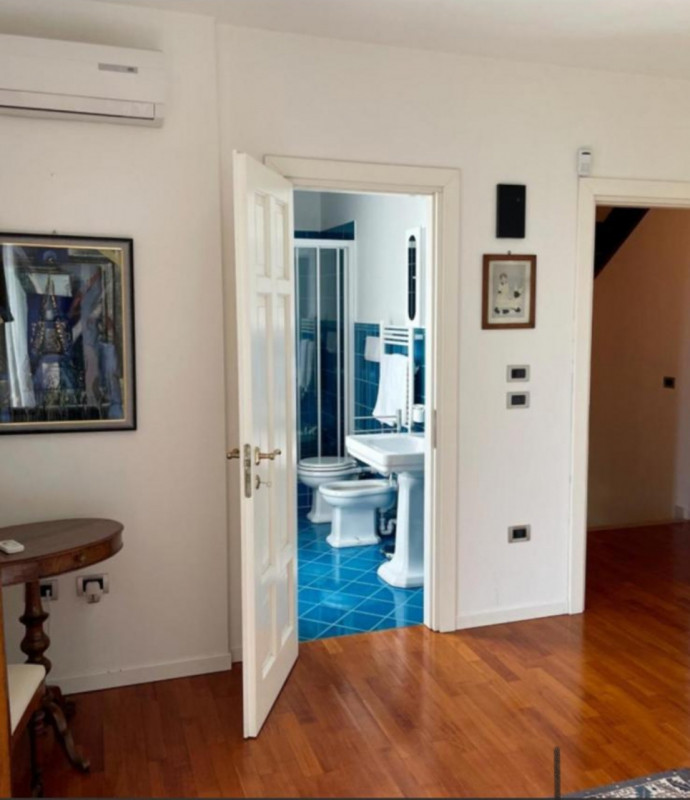 Situata nella prestigiosa zona collinare a Monteortone di Abano Terme, questa splendida villa d'e...