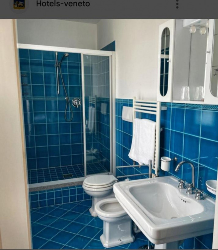 Situata nella prestigiosa zona collinare a Monteortone di Abano Terme, questa splendida villa d'e...