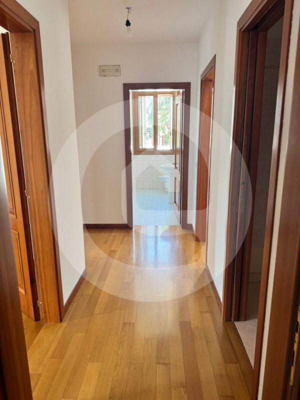 Nel cuore di Villa del Conte, proponiamo in affitto un esclusivo appartamento quadrilocale di cir...