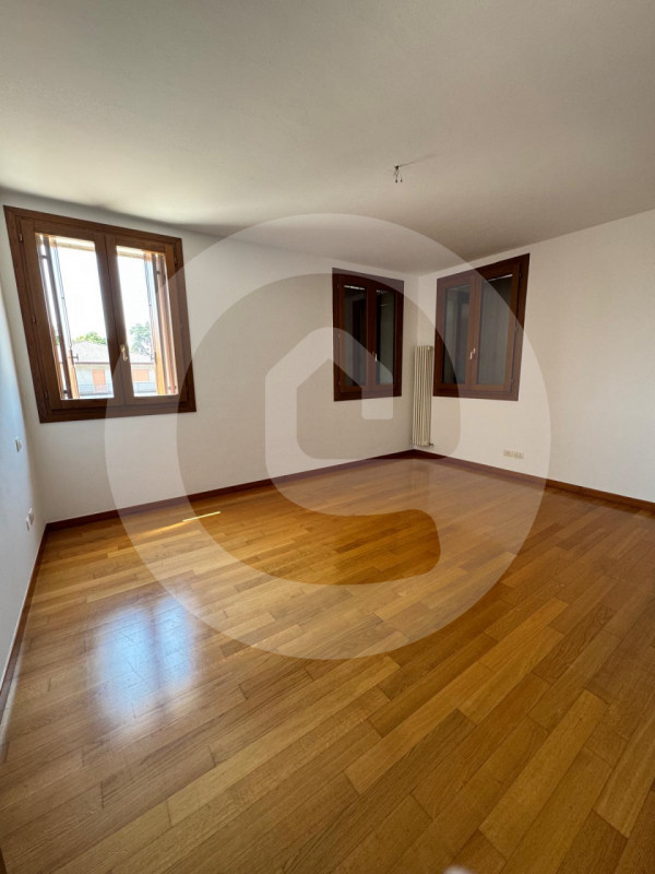 Nel cuore di Villa del Conte, proponiamo in affitto un esclusivo appartamento quadrilocale di cir...