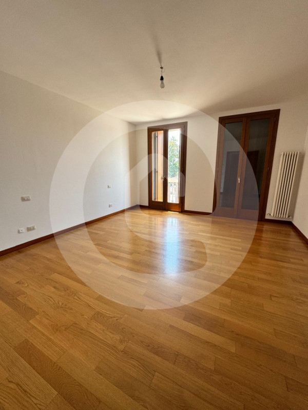 Nel cuore di Villa del Conte, proponiamo in affitto un esclusivo appartamento quadrilocale di cir...
