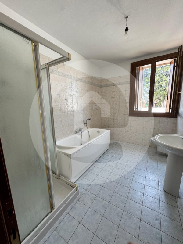Nel cuore di Villa del Conte, proponiamo in affitto un esclusivo appartamento quadrilocale di cir...