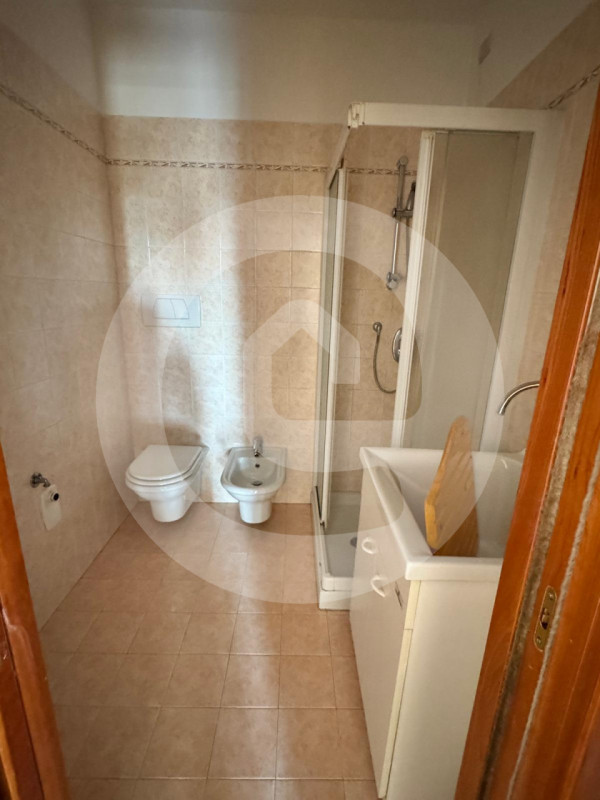 Nel cuore di Villa del Conte, proponiamo in affitto un esclusivo appartamento quadrilocale di cir...