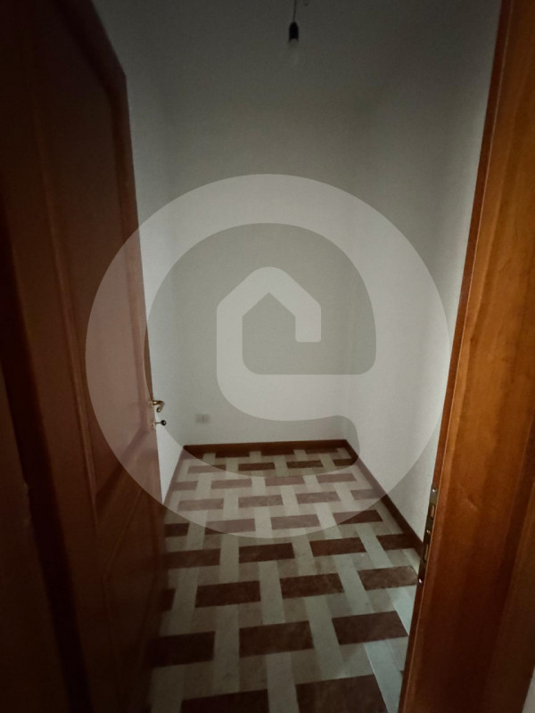 Nel cuore di Villa del Conte, proponiamo in affitto un esclusivo appartamento quadrilocale di cir...