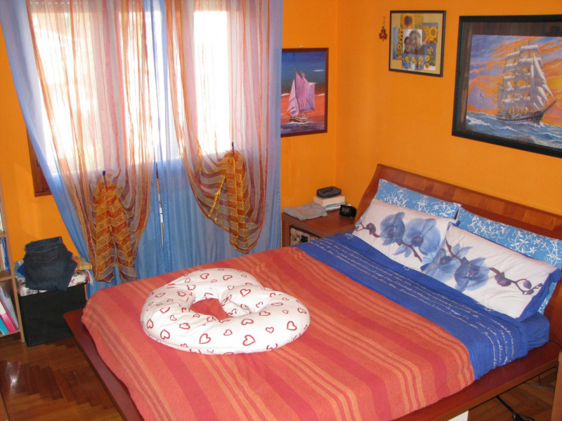 Proponiamo in affitto un luminoso appartamento trilocale di 83 mq situato al terzo ed ultimo pian...