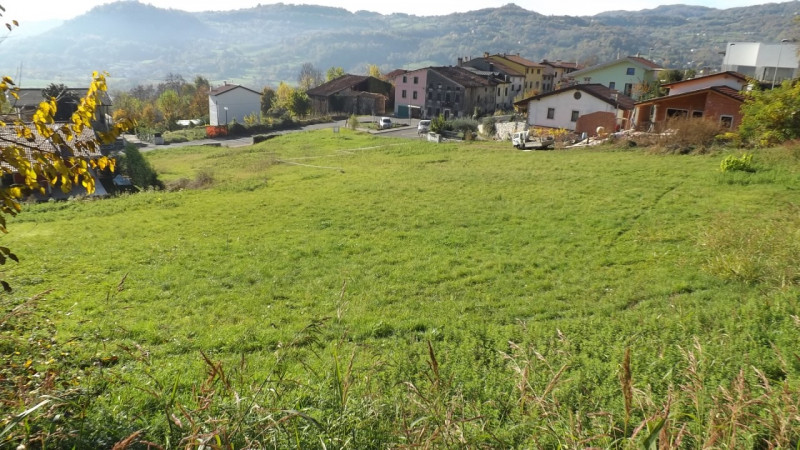 Cereda, in zona panoramica di grande esposizione, proponiamo due lotti edificabili di Mc 1.000 ci...