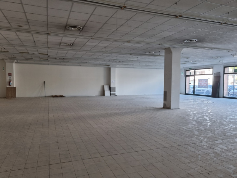 Este Affitto Negozio