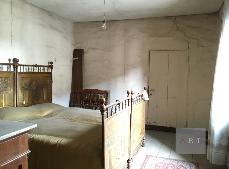 Situata in centro paese, casa singola da ristrutturare con anesso negozio attualente locato da un...