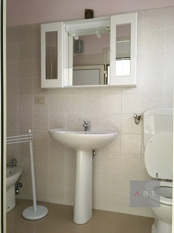 Situata in centro paese, casa singola da ristrutturare con anesso negozio attualente locato da un...