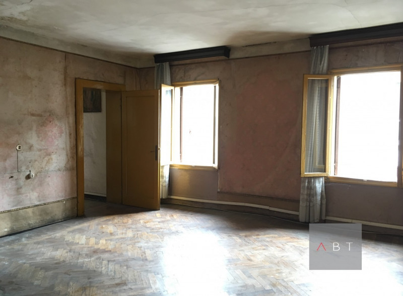 Situata in centro paese, casa singola da ristrutturare con anesso negozio attualente locato da un...