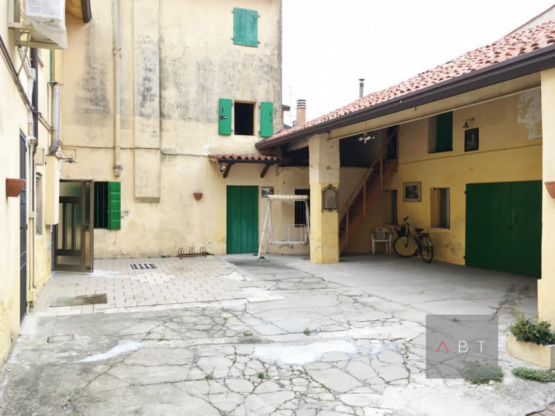 Situata in centro paese, casa singola da ristrutturare con anesso negozio attualente locato da un...