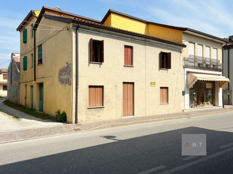 Situata in centro paese, casa singola da ristrutturare con anesso negozio attualente locato da un...