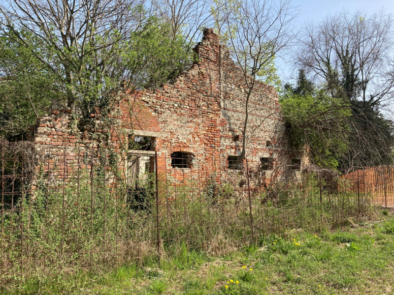 Vendesi 28 ettari di terreno agricolo, unico corpo, con grande fabbricato rurale da demolire e ri...