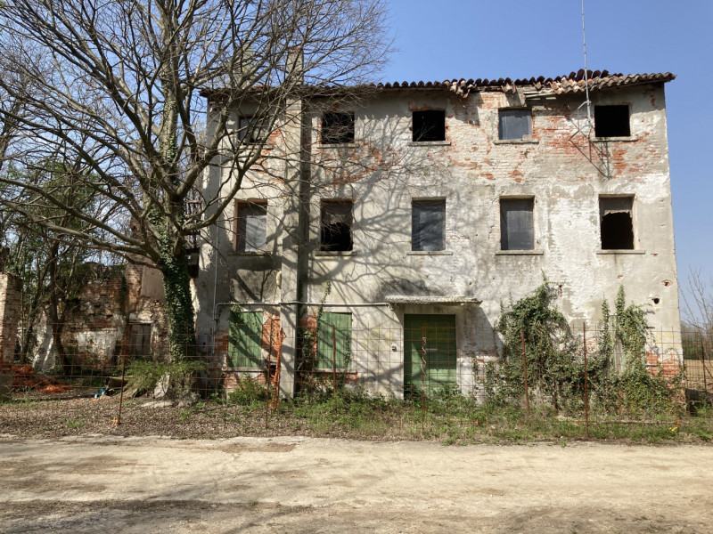 Vendesi 28 ettari di terreno agricolo, unico corpo, con grande fabbricato rurale da demolire e ri...