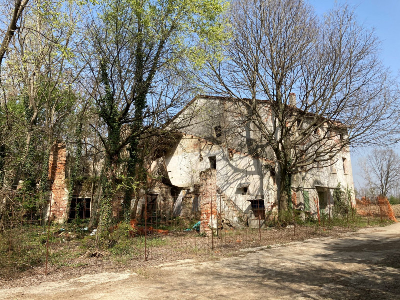 Vendesi 28 ettari di terreno agricolo, unico corpo, con grande fabbricato rurale da demolire e ri...