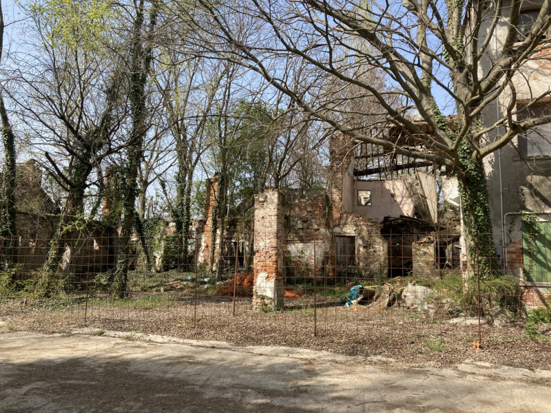 Vendesi 28 ettari di terreno agricolo, unico corpo, con grande fabbricato rurale da demolire e ri...