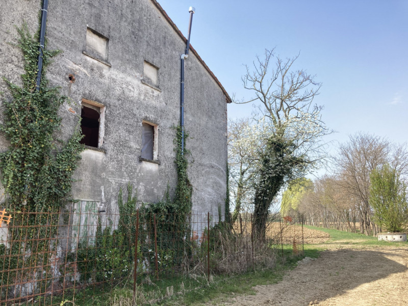 Vendesi 28 ettari di terreno agricolo, unico corpo, con grande fabbricato rurale da demolire e ri...
