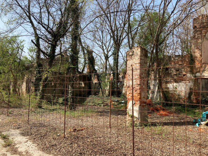 Vendesi 28 ettari di terreno agricolo, unico corpo, con grande fabbricato rurale da demolire e ri...