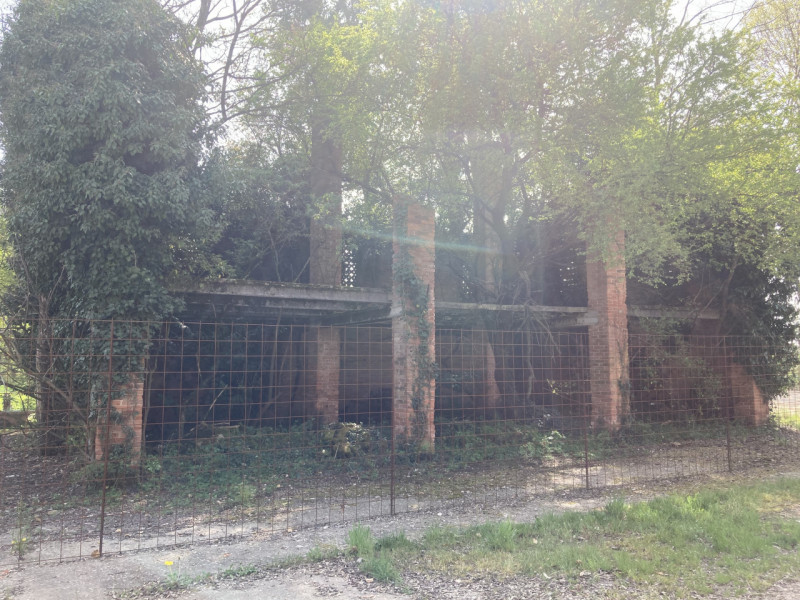 Vendesi 28 ettari di terreno agricolo, unico corpo, con grande fabbricato rurale da demolire e ri...