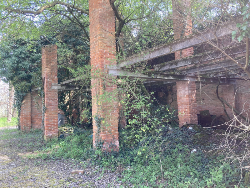 Vendesi 28 ettari di terreno agricolo, unico corpo, con grande fabbricato rurale da demolire e ri...