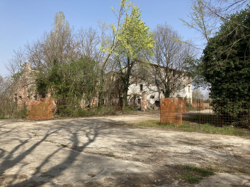 Vendesi 28 ettari di terreno agricolo, unico corpo, con grande fabbricato rurale da demolire e ri...