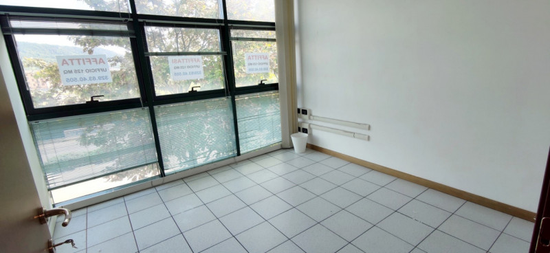 In posizione di ampio passaggio sulla statale 11 (sopra McDonald), ufficio di 125 mq al primo pia...