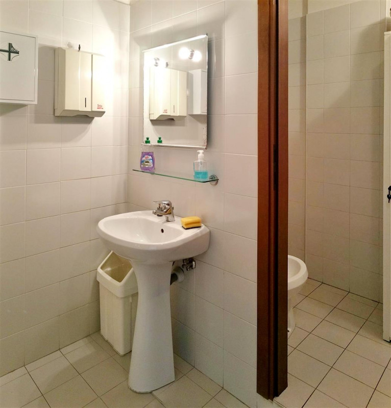 In posizione di ampio passaggio sulla statale 11 (sopra McDonald), ufficio di 125 mq al primo pia...