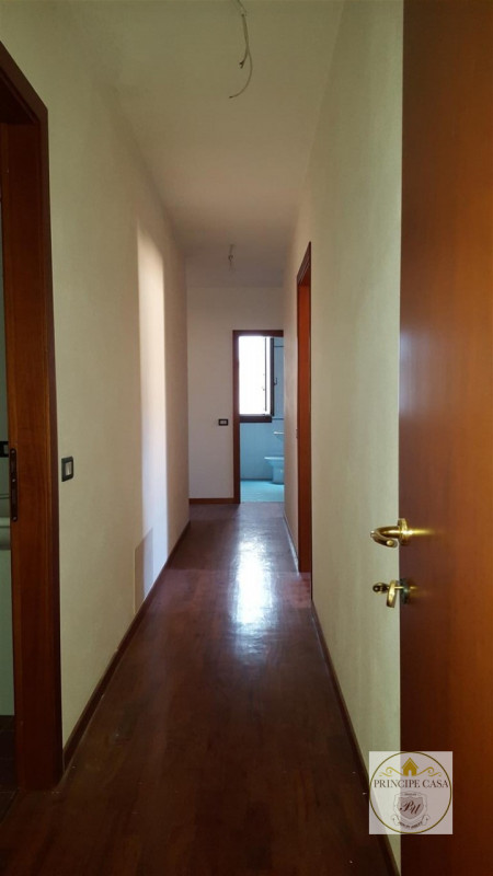 In centro storico proponiamo appartamento al primo piano con tre camere. Il complesso condominial...