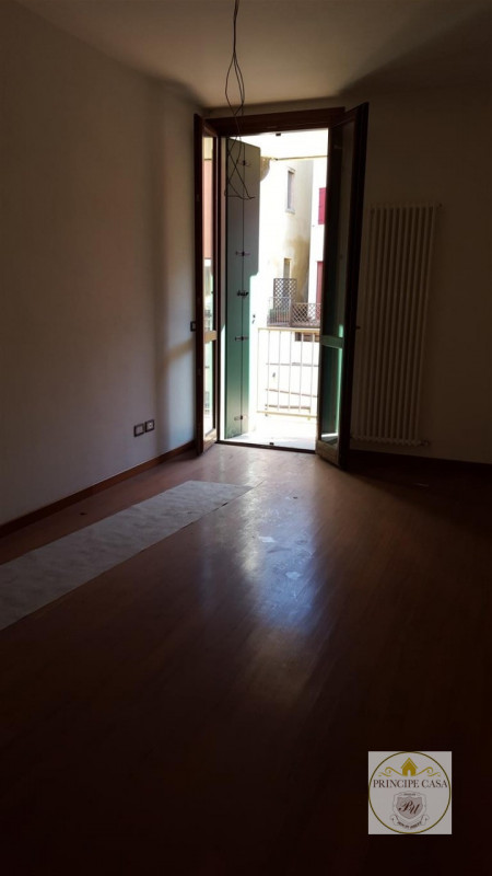 In centro storico proponiamo appartamento al primo piano con tre camere. Il complesso condominial...