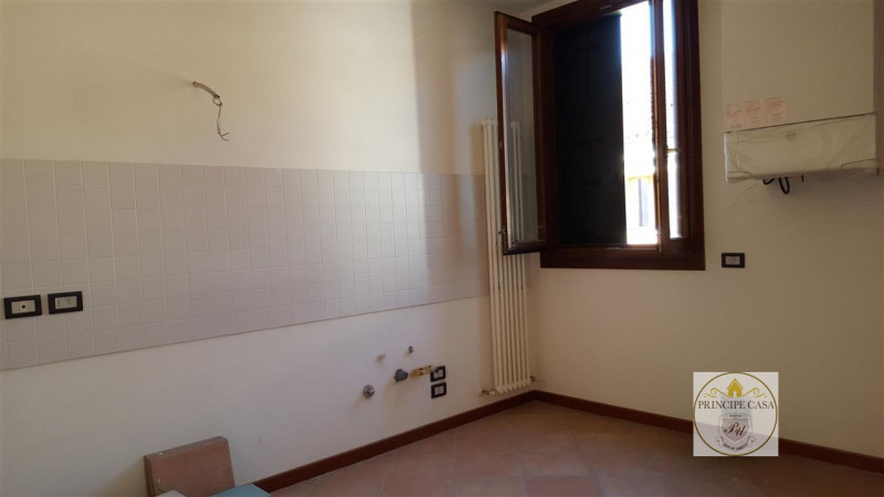 In centro storico proponiamo appartamento al primo piano con tre camere. Il complesso condominial...