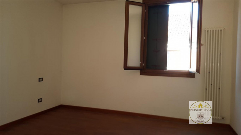 In centro storico proponiamo appartamento al primo piano con tre camere. Il complesso condominial...