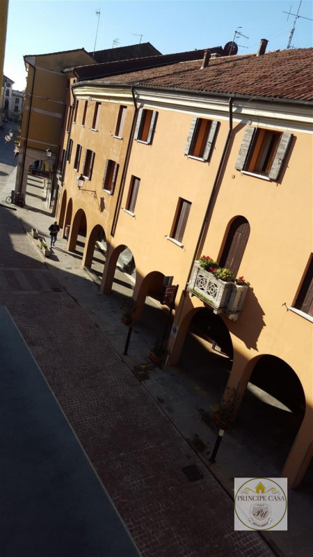 In centro storico proponiamo appartamento al primo piano con tre camere. Il complesso condominial...