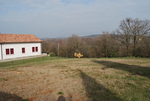 In posizione collinare e panoramica, proponiamo un lotto di terreno edificabile oggetto di piano ...