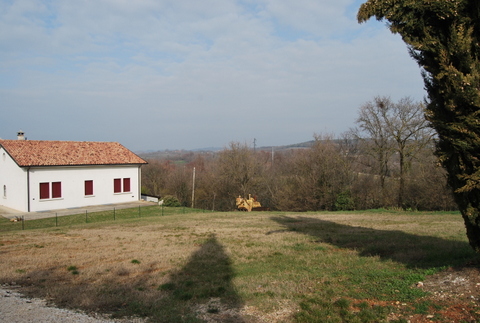 In posizione collinare e panoramica, proponiamo un lotto di terreno edificabile oggetto di piano ...