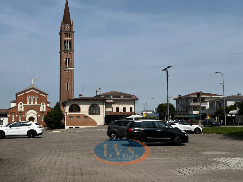 Villafranca Padovana – località Taggì di Sopra

In posizione centrale e di forte passaggio, con c...