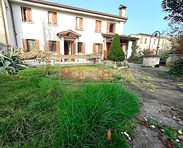 SELVAZZANO (Rif.V11-S) -  Proponiamo in vendita porzione di casa accostata. L’immobile, ubicato i...
