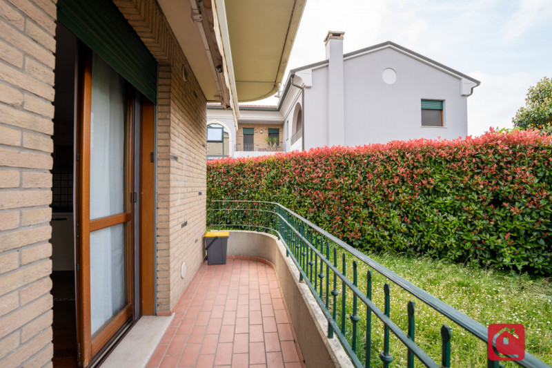 BRUGINE (PD) | VENDESI Appartamento al piano terra con garage

In pieno centro, comodissimo a tut...
