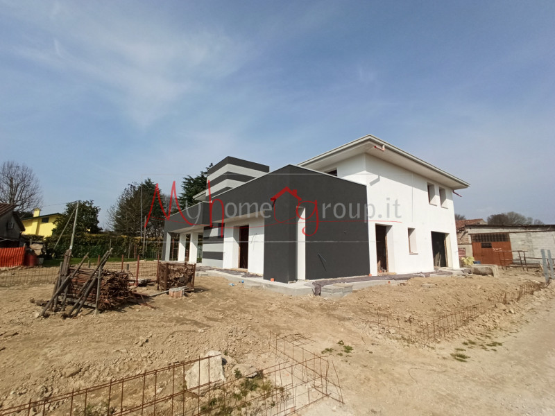 LEGNARO (RIF: V111-R): Porzione di villa bifamiliare, caratterizzata da generose dimensioni e un ...